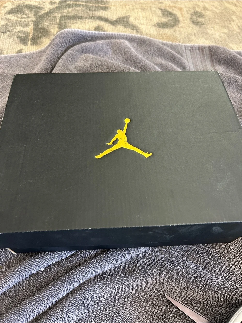 Boys’ Jordan 1 Mid SE Black High-Top Sneakers with Red Laces in 2.5